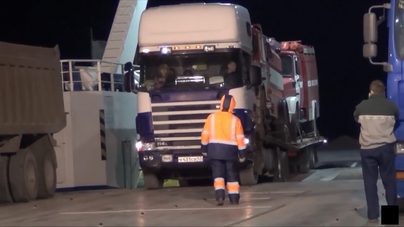 перевозчики на переправе в Крыму